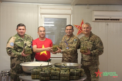 联合国蓝色贝雷帽部队学习包粽子并向越南致以新春祝福 ảnh 1