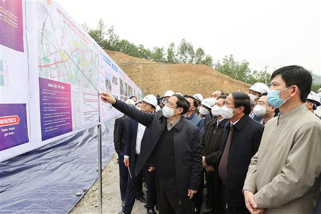 越南政府总理范明政视察东部北-南高速公路项目施工进度 ảnh 2 越南政府总理范明政视察东部北-南高速公路项目施工进度 ảnh 2