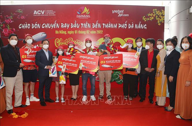 岘港市欢迎虎年首批游客来“冲年喜” ảnh 1