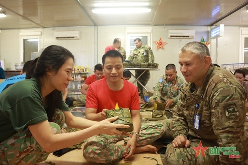联合国蓝色贝雷帽部队学习包粽子并向越南致以新春祝福 ảnh 3