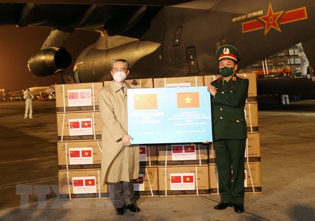 越南接收由中国国防部捐赠的30万剂新冠疫苗 ảnh 1