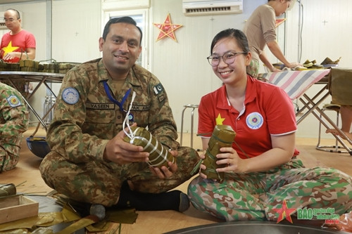 联合国蓝色贝雷帽部队学习包粽子并向越南致以新春祝福 ảnh 2