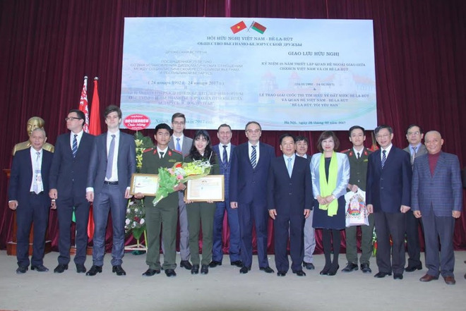 越白建交25周年纪念交流会在河内举行 ảnh 1