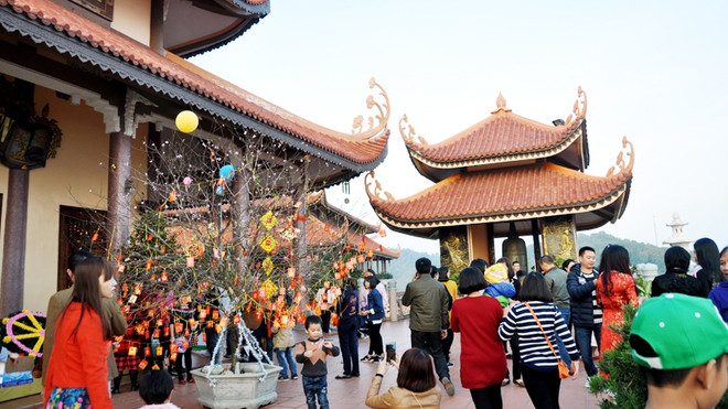 广宁省信仰旅游吸引游客春游参观拜佛 ảnh 1 广宁省信仰旅游吸引游客春游参观拜佛 ảnh 1