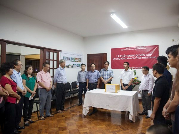 旅居海外越南人侨胞为中部洪灾灾民举行慈善捐款活动 ảnh 1 旅居海外越南人侨胞为中部洪灾灾民举行慈善捐款活动 ảnh 1