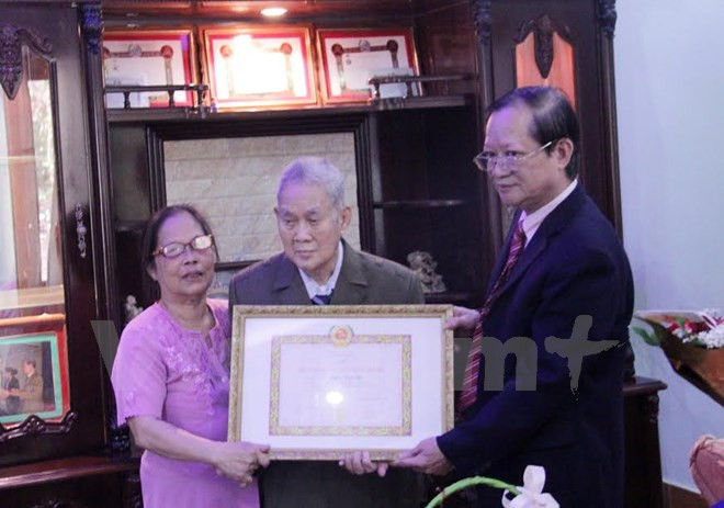 首位老挝越侨荣获65年党龄纪念章 ảnh 1