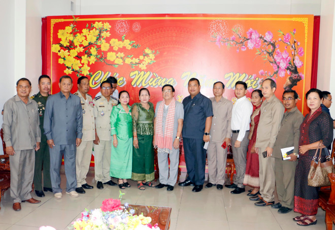 永隆省与柬埔寨磅士卑省加强友好关系 ảnh 2 永隆省与柬埔寨磅士卑省加强友好关系 ảnh 2