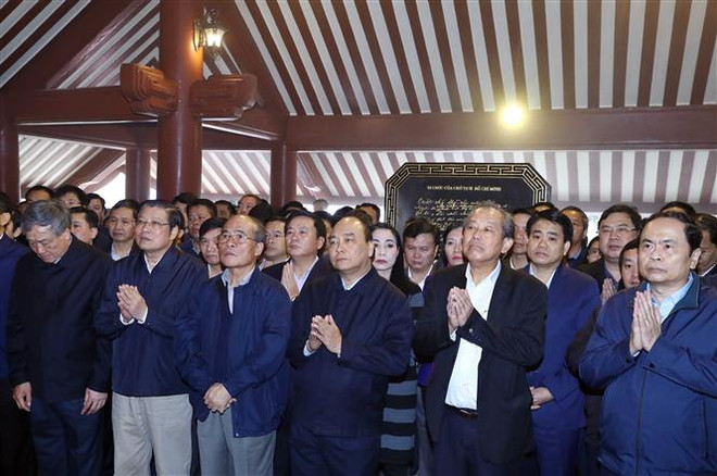 阮春福等党和国家领导前往胡志明主席祠堂上香 ảnh 2 阮春福等党和国家领导前往胡志明主席祠堂上香 ảnh 2