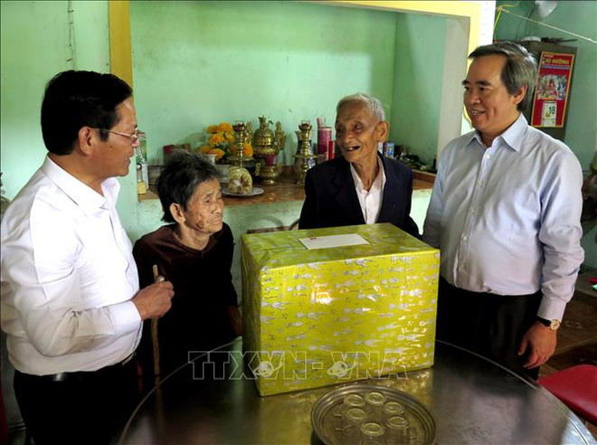 越南领导人春节前夕走访慰问困难群众 ảnh 2 越南领导人春节前夕走访慰问困难群众 ảnh 2