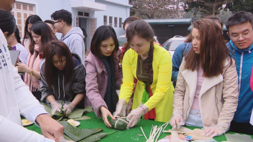 外国留学生喜欢体验越南春节文化习俗 ảnh 2 外国留学生喜欢体验越南春节文化习俗 ảnh 2