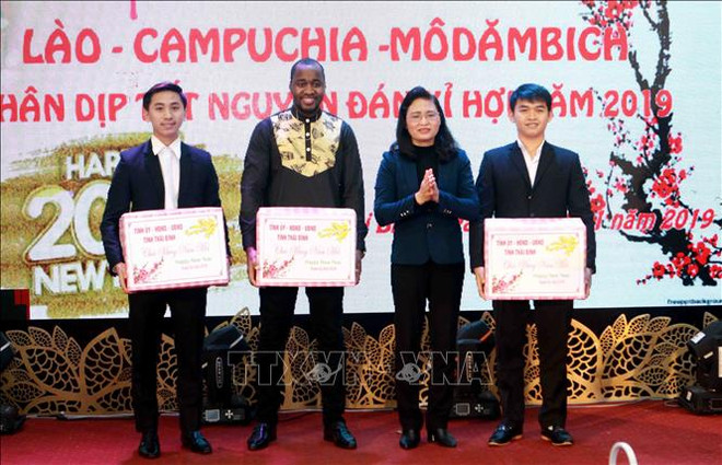 太平省领导亲切会见在该省就读的外国留学生 ảnh 1