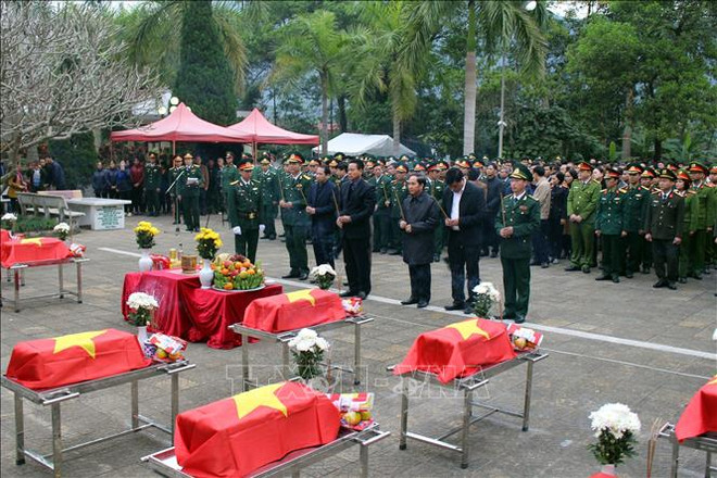 河江省为11名英雄烈士举行安葬仪式 ảnh 1