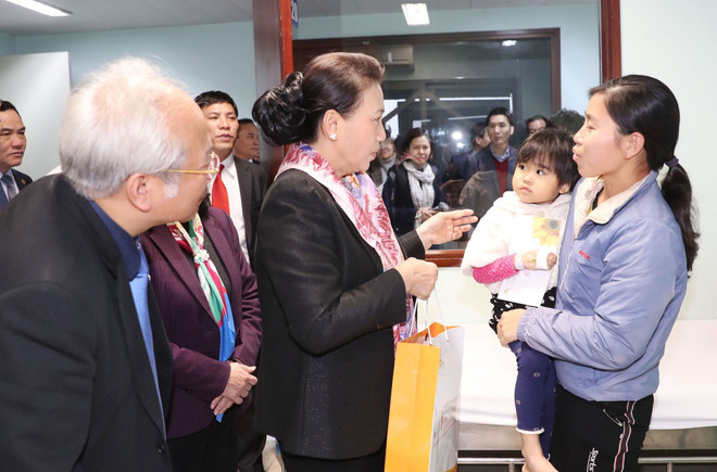 越南国会主席阮氏金银看望中央儿童医院癌症儿童并赠送慰问品 ảnh 1 越南国会主席阮氏金银看望中央儿童医院癌症儿童并赠送慰问品 ảnh 1