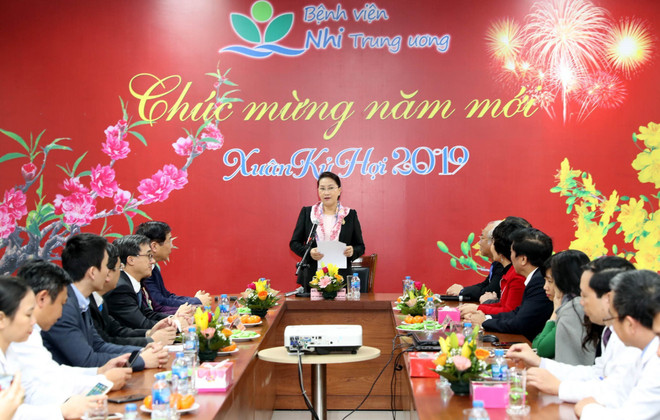 越南国会主席阮氏金银看望中央儿童医院癌症儿童并赠送慰问品 ảnh 2 越南国会主席阮氏金银看望中央儿童医院癌症儿童并赠送慰问品 ảnh 2