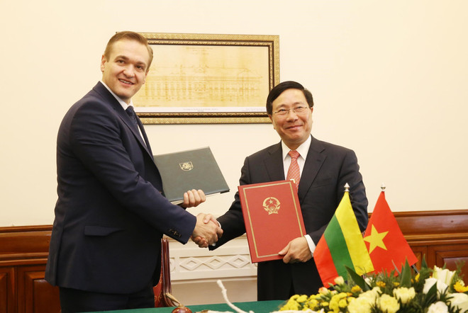 越南政府副总理兼外长范平明会见立陶宛内务部长米休纳斯 ảnh 2