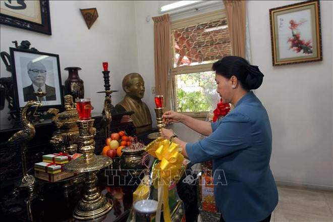 越南国会主席阮氏金银上香缅怀越南原党和国家领导人 ảnh 2 越南国会主席阮氏金银上香缅怀越南原党和国家领导人 ảnh 2