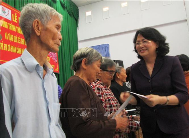 越南国家副主席邓氏玉盛春节前走访慰问隆安省 ảnh 1 越南国家副主席邓氏玉盛春节前走访慰问隆安省 ảnh 1