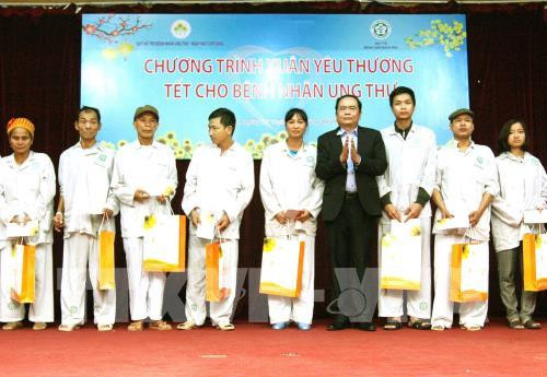 把关怀和温暖送给贫困癌症患者 ảnh 1 把关怀和温暖送给贫困癌症患者 ảnh 1