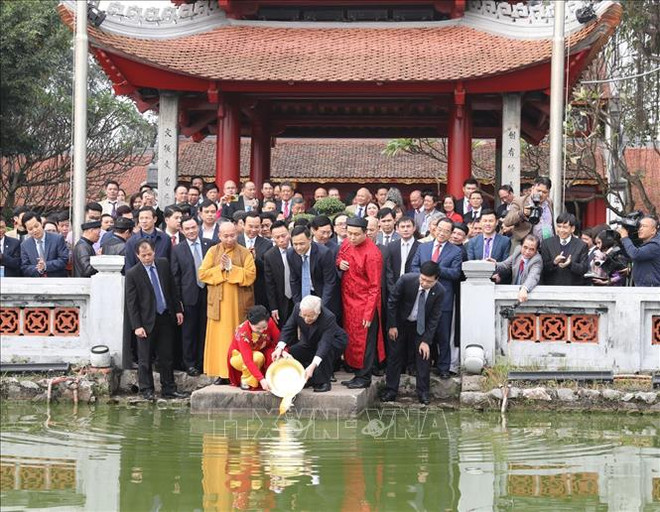 阮富仲同旅外越侨放鱼送灶神上天 ảnh 1 阮富仲同旅外越侨放鱼送灶神上天 ảnh 1