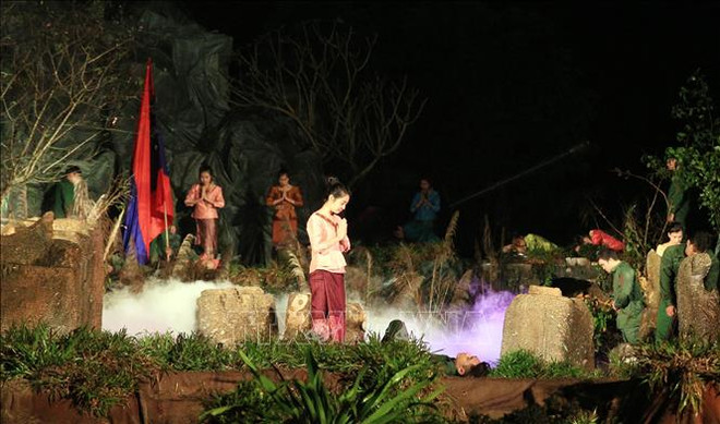 庆祝越老战斗联盟70周年文艺演出活动在乂安省举行 ảnh 2 庆祝越老战斗联盟70周年文艺演出活动在乂安省举行 ảnh 2