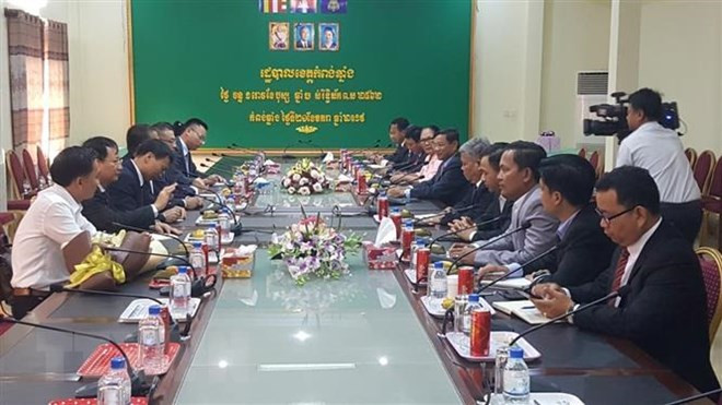 越南驻柬大使馆帮助洞里萨湖贫困越侨过上欢乐祥和的春节 ảnh 1 越南驻柬大使馆帮助洞里萨湖贫困越侨过上欢乐祥和的春节 ảnh 1