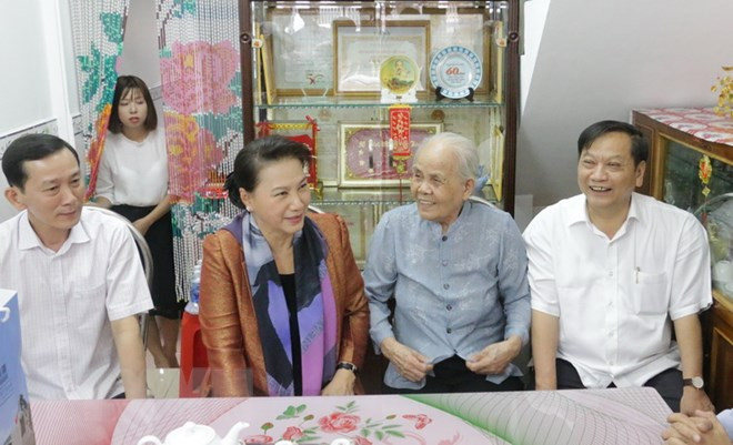 国会主席阮氏金银走访慰问芹苴市优抚家庭 ảnh 2