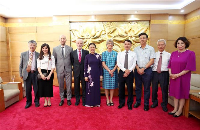 越南向西班牙驻越南大使授予“致力于各民族的和平友谊”纪念章 ảnh 2 越南向西班牙驻越南大使授予“致力于各民族的和平友谊”纪念章 ảnh 2