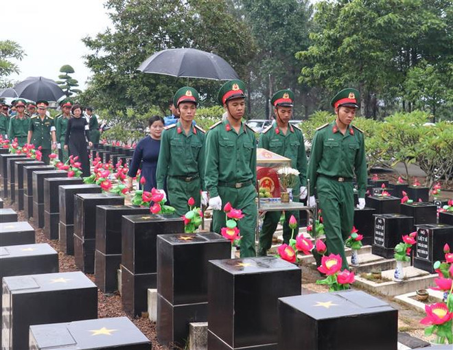 7·27越南伤残军人与烈士日：平福省举行烈士遗骸追悼会和安葬仪式 ảnh 1