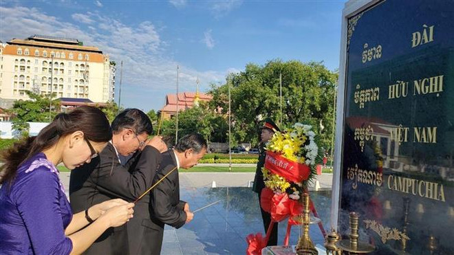 向越南英雄烈士上香系列活动在柬埔寨各省市陆续举行 ảnh 2 向越南英雄烈士上香系列活动在柬埔寨各省市陆续举行 ảnh 2