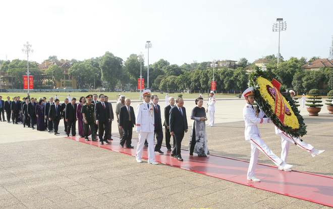 越南党和国家领导人向英雄烈士敬献花圈 ảnh 2 越南党和国家领导人向英雄烈士敬献花圈 ảnh 2