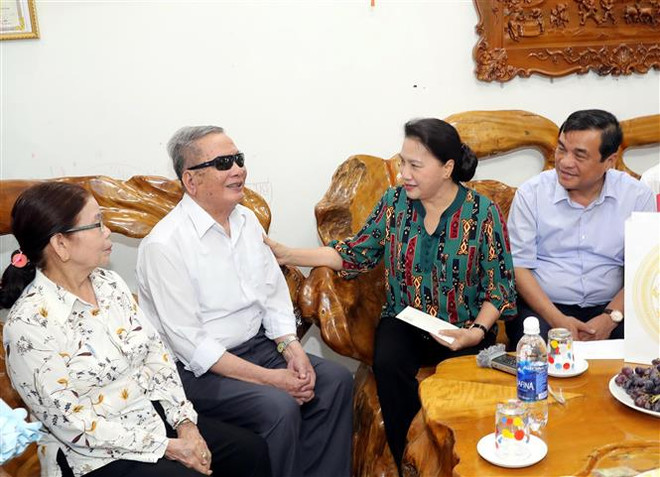 越南国会主席阮氏金银看望越南英雄母亲和政策优抚家庭 ảnh 2 越南国会主席阮氏金银看望越南英雄母亲和政策优抚家庭 ảnh 2