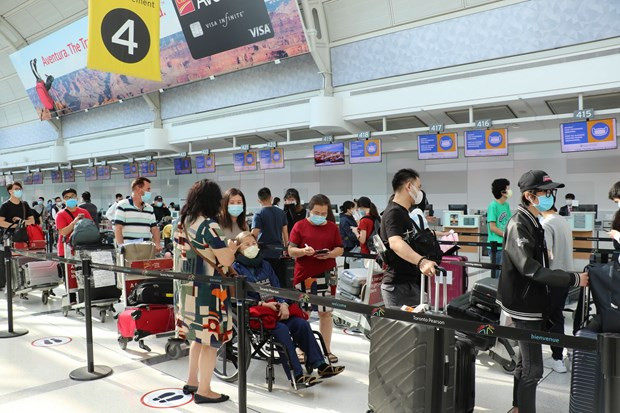 越南政府组织第四趟从加拿大回国的航班 将340名越南公民接回国 ảnh 1