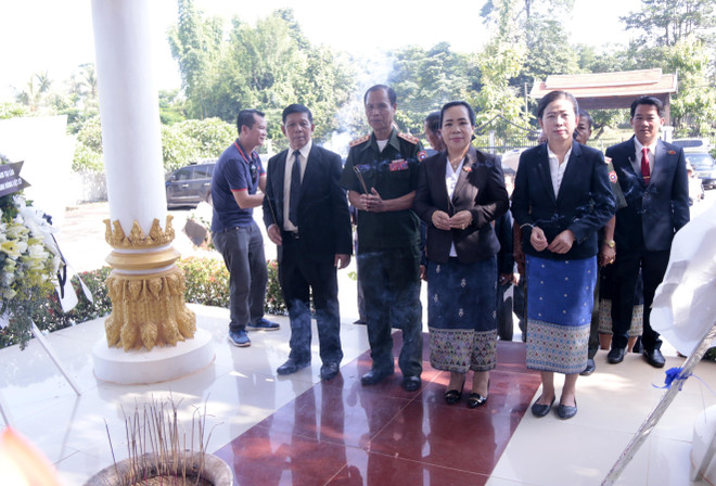 7·27越南伤残军人与烈士日:老越战斗联盟英烈祭奠仪式在老挝举行 ảnh 2 7·27越南伤残军人与烈士日:老越战斗联盟英烈祭奠仪式在老挝举行 ảnh 2