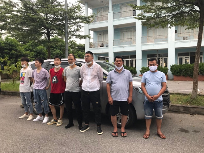 越南交警在内排-老街高速公路发现非法入境的5名中国人 ảnh 1 越南交警在内排-老街高速公路发现非法入境的5名中国人 ảnh 1