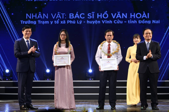 第五届“默默地奉献”写作大赛——对医生们表达崇高的敬意 ảnh 1 第五届“默默地奉献”写作大赛——对医生们表达崇高的敬意 ảnh 1