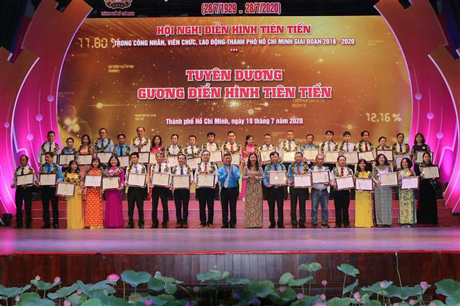 胡志明市212个劳动模范和先进工作者受表彰 ảnh 1 胡志明市212个劳动模范和先进工作者受表彰 ảnh 1