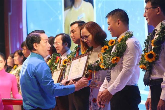 胡志明市212个劳动模范和先进工作者受表彰 ảnh 2 胡志明市212个劳动模范和先进工作者受表彰 ảnh 2