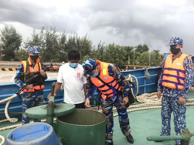 发现外国船只在越南海域进行非法交易D.O油 ảnh 1