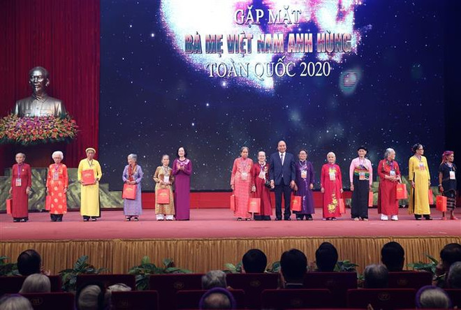 阮春福总理出席越南英雄母亲代表见面会 ảnh 1 阮春福总理出席越南英雄母亲代表见面会 ảnh 1