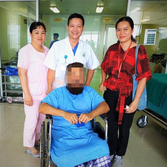 越南成功为一名外国患者进行人工髋关节置换术 ảnh 1 越南成功为一名外国患者进行人工髋关节置换术 ảnh 1