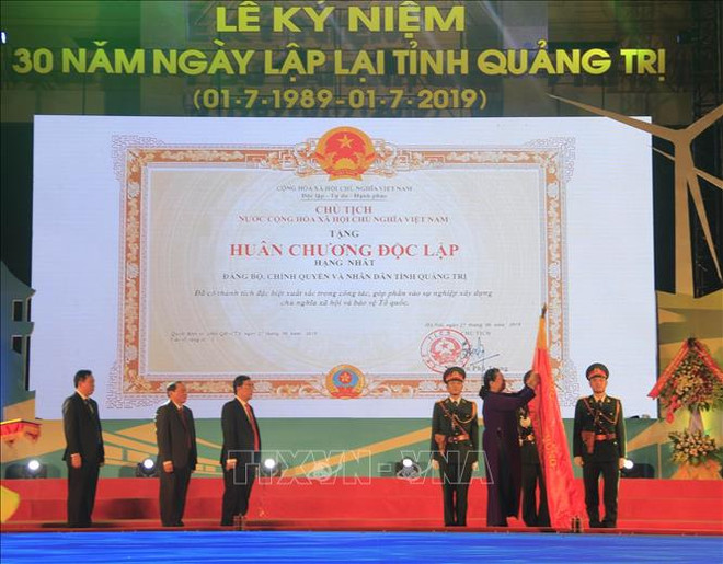 越南国会常务副主席丛氏放出席广治省重设30周年纪念典礼 ảnh 2 越南国会常务副主席丛氏放出席广治省重设30周年纪念典礼 ảnh 2