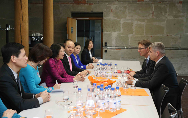 越南国家副主席邓氏玉盛会见瑞士伯尔尼州州长 ảnh 2