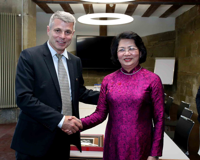 越南国家副主席邓氏玉盛会见瑞士伯尔尼州州长 ảnh 1