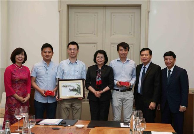 越南国家副主席邓氏玉盛在瑞士会见越南知识分子代表 ảnh 1 越南国家副主席邓氏玉盛在瑞士会见越南知识分子代表 ảnh 1