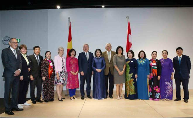 越南国家副主席邓氏玉盛在瑞士会见越南知识分子代表 ảnh 2 越南国家副主席邓氏玉盛在瑞士会见越南知识分子代表 ảnh 2