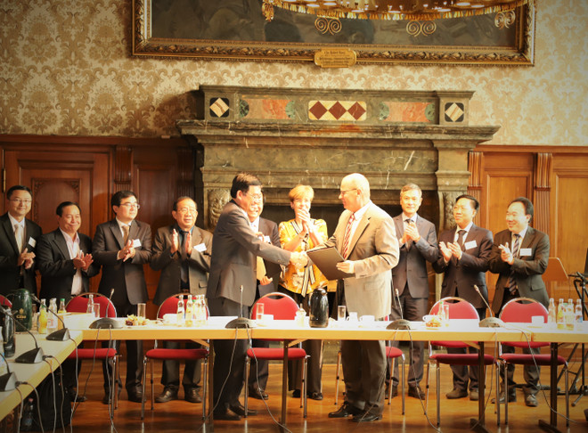 越南隆安省与德国莱比锡市签署贸易与投资合作备忘录 ảnh 1 越南隆安省与德国莱比锡市签署贸易与投资合作备忘录 ảnh 1