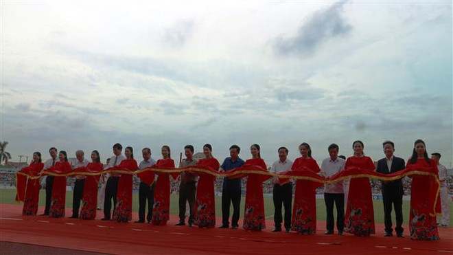 越南政府副总理王廷惠出席河静省体育场落成典礼 ảnh 1 越南政府副总理王廷惠出席河静省体育场落成典礼 ảnh 1