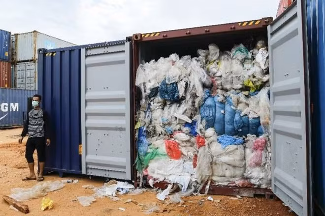 印度尼西亚下决心退回进口的数十个垃圾集装箱 ảnh 1