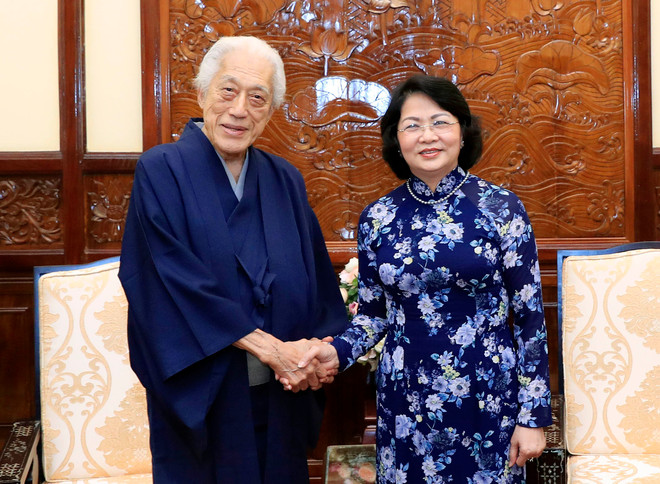 越南国家代主席邓氏玉盛会见日本里千家第十五代掌门人 ảnh 1 越南国家代主席邓氏玉盛会见日本里千家第十五代掌门人 ảnh 1