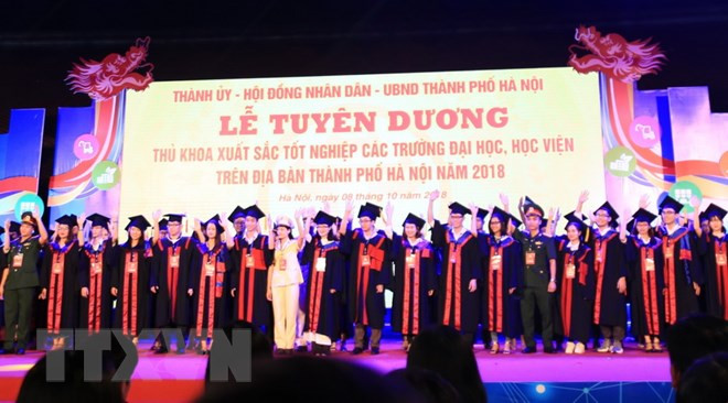 河内市举行2018年全市高等院校优秀毕业生表彰会 ảnh 1 河内市举行2018年全市高等院校优秀毕业生表彰会 ảnh 1